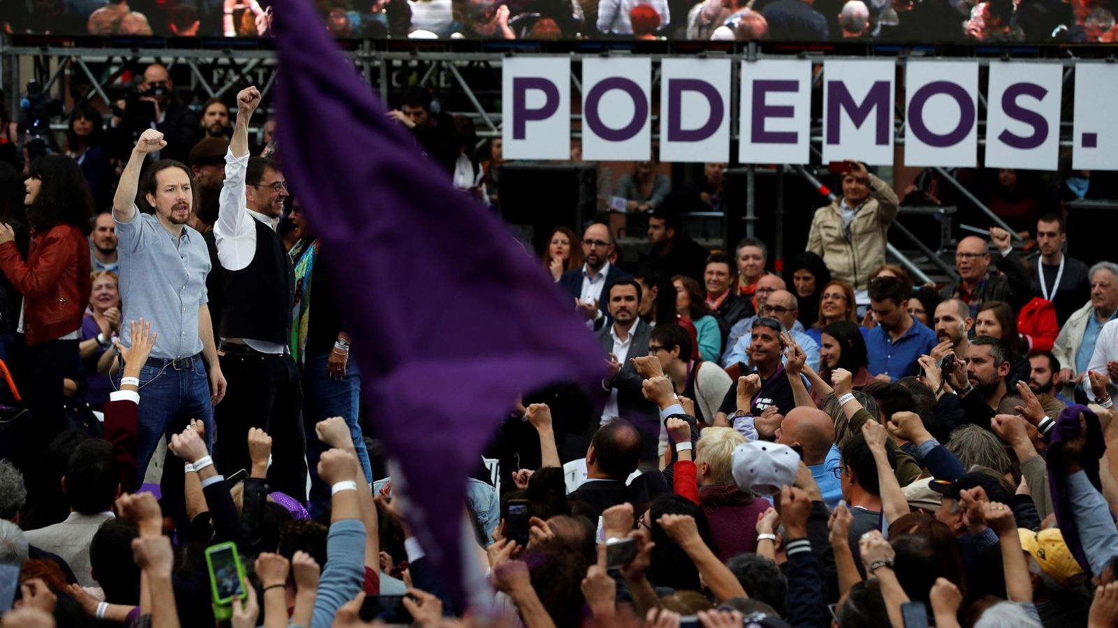 Foto: El secretario general de Podemos, Pablo Iglesias (i), junto al cofundador del partido, Juan Carlos Monedero (2i), durante el acto con el que Podemos inicia su campaña electoral. (EFE)
