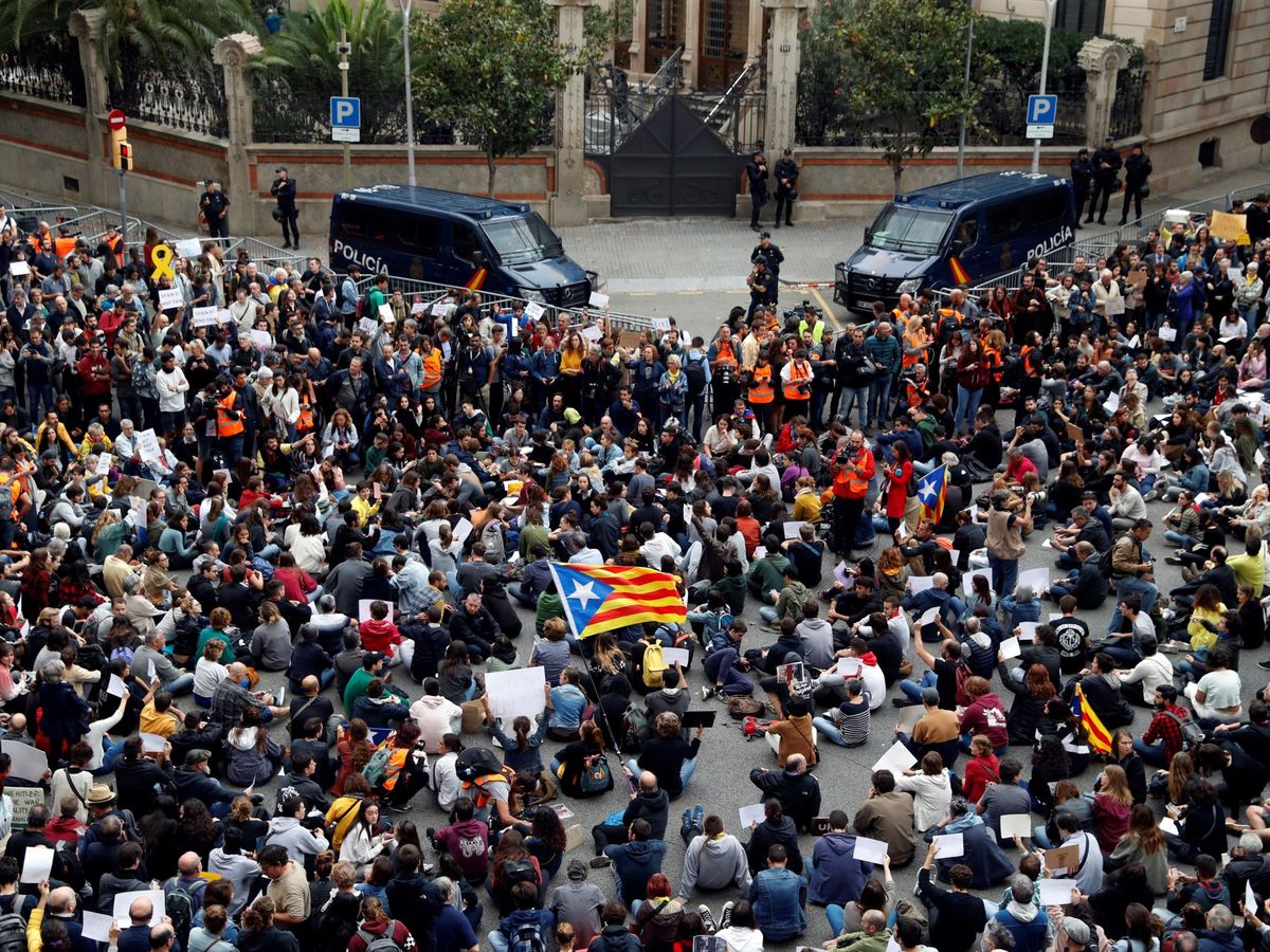 Foto: Concentración ante la sede de la Delegación del Gobierno en Cataluña, convocadas por la plataforma Tsunami Democràtic ante la visita de Pedro Sánchez, a Barcelona. (EFE)