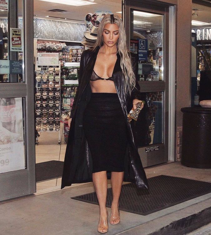 Con sujetador lencero de Gucci y sandalias transparentes. Así lleva la falda de tubo Kim Kardashian. (Instagram)