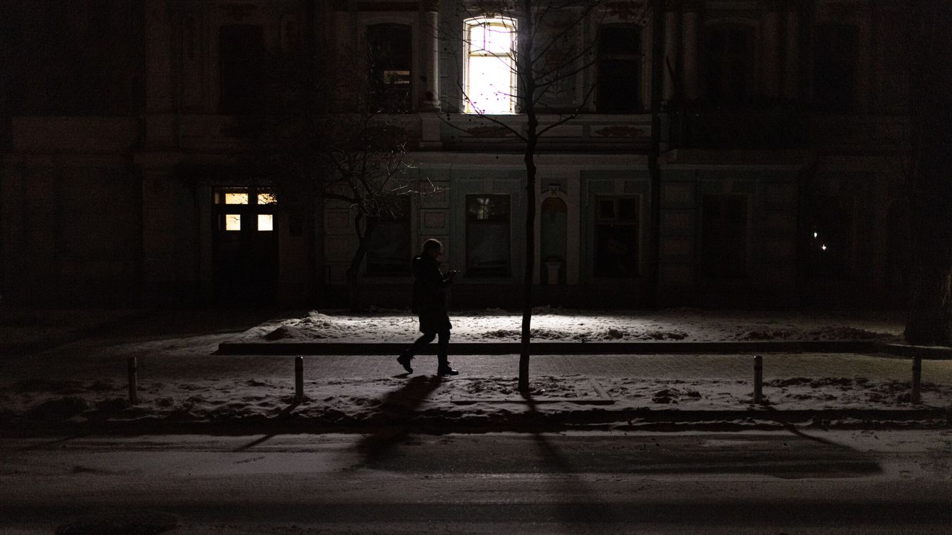 Foto: Una persona camina en medio de la oscuridad producida por los apagones eléctricos, en  Kiev, este lunes. (EFE/Epa Roman)