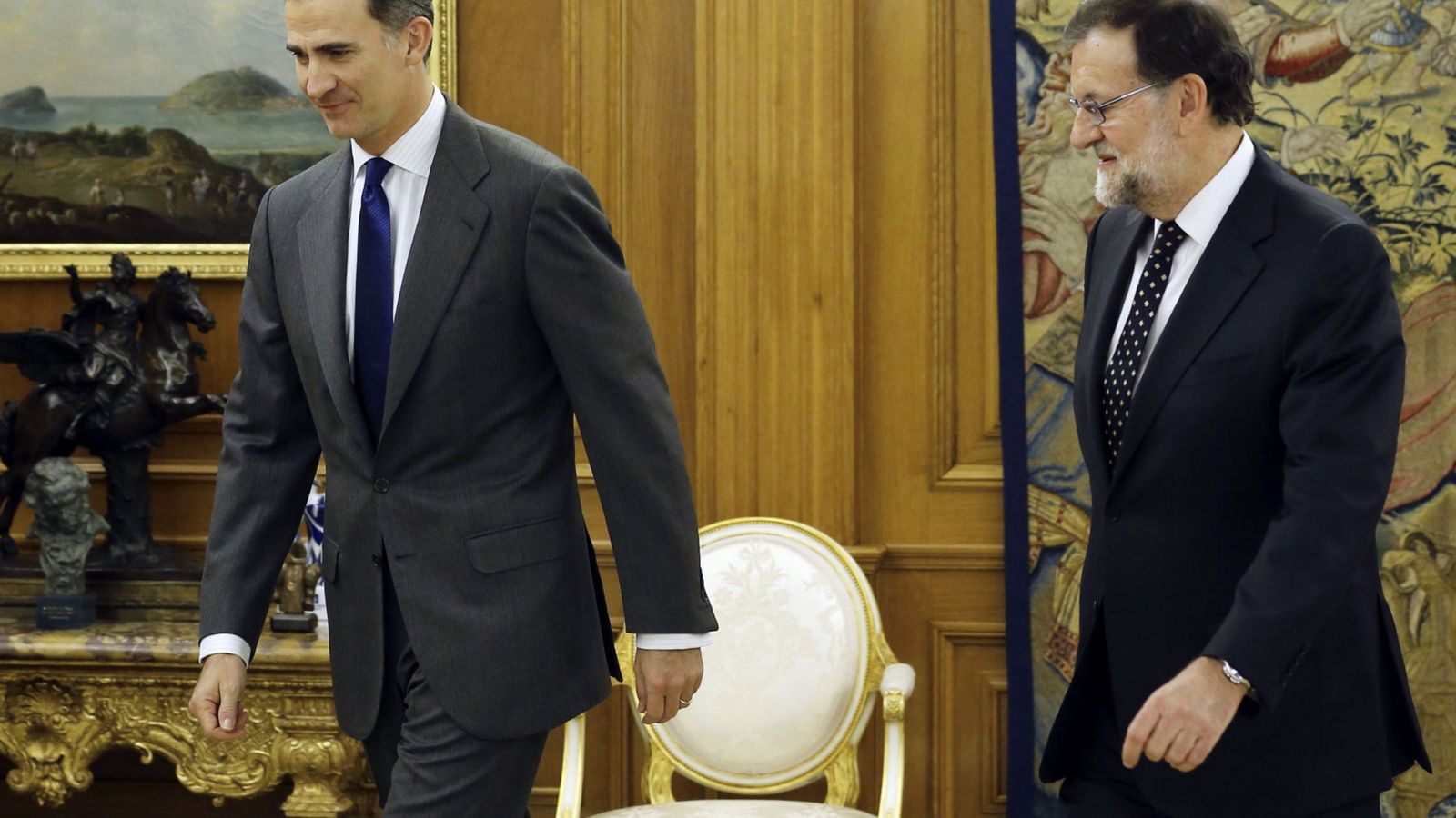 Foto: Felipe VI junto a Mariano Rajoy, en el Palacio de La Zarzuela. (EFE)
