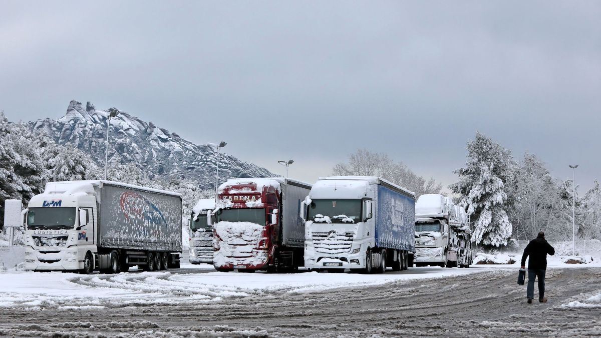 La nieve complica la red viaria: camiones atrapados, cadenas, carreteras cortadas...