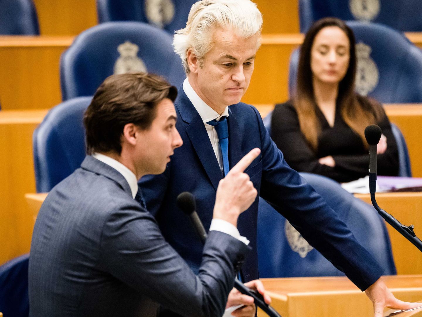 Baudet (i) y Wilders participan en un debate parlamentario sobre la respuesta a la crisis sanitaria.