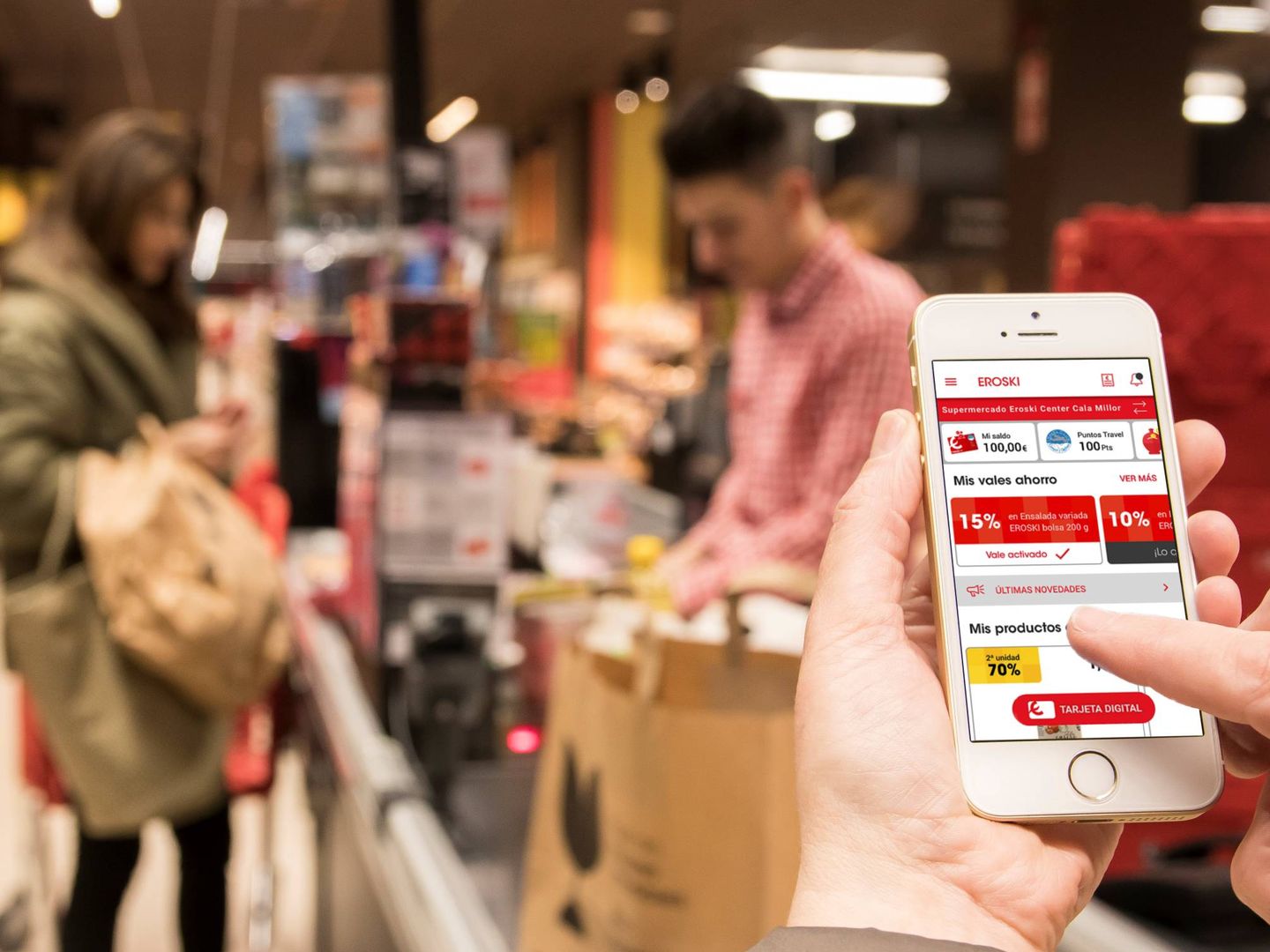 El dispositivo móvil acompaña al consumidor en todo el proceso de compra. (Eroski)