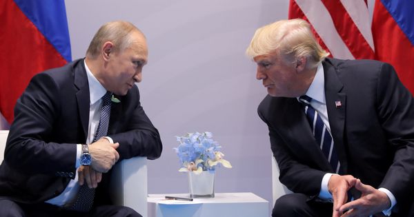 Foto: El presidente de Rusia, Vladimir Putin, conversa con su homólogo estadounidense, Donald Trump. (Reuters)
