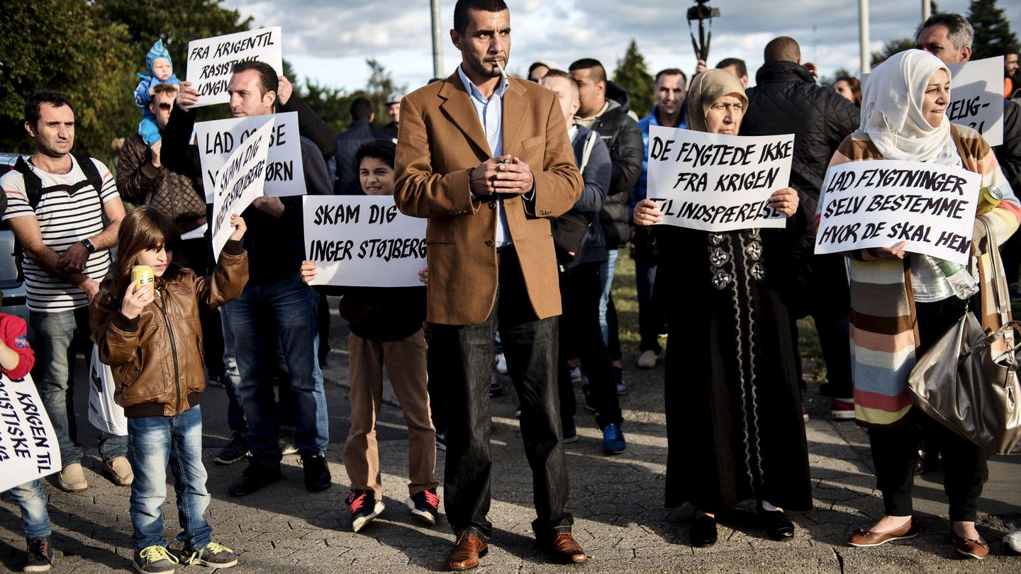 Salim Assi y un grupo de migrantes que viven en Dinamarca dan la bienvenida a refugiados en Rodby. (Reuters)