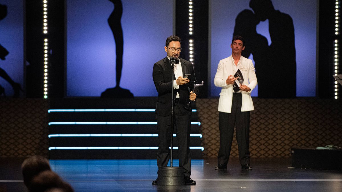 El reproche de Bayona a Javier Milei al recoger premio por 'La sociedad de la nieve' en los Premios Platino: "Quien está en contra del cine..."