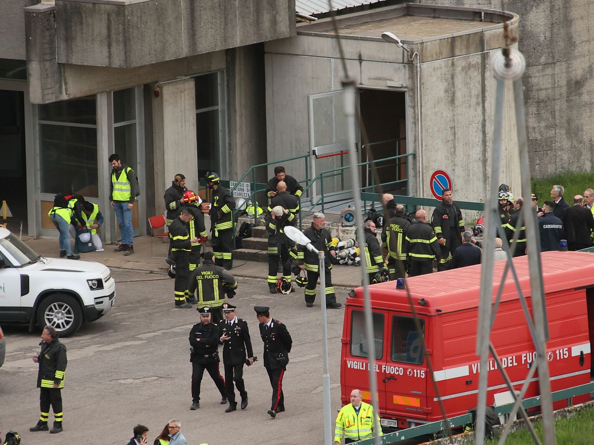Foto: Bomberos en la central hidroeléctrica tras la explosión. (Europa Press/Michele Nucci)