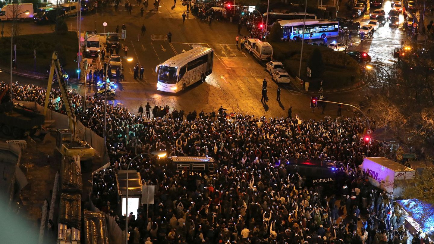 Llegada del autobús del Real Madrid, con multitud de aficionados, al Bernabéu. (Efe)