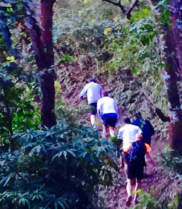 Foto: Mariano Rajoy este lunes haciendo senderismo durante su viaje a Guatemala. (Twitter)