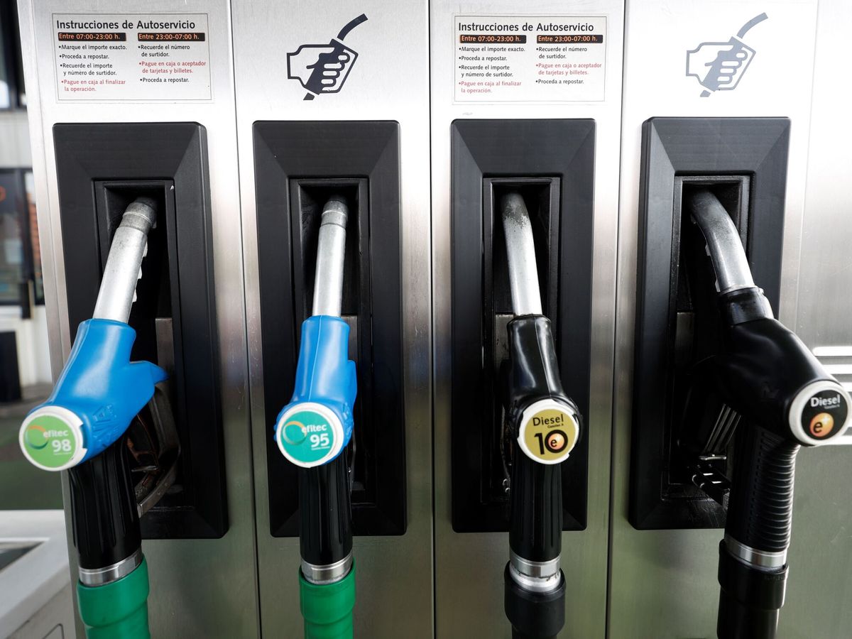 Foto: El litro de gasóleo sigue siendo apreciablemente más barato que el de gasolina. (EFE Javier Lizón)