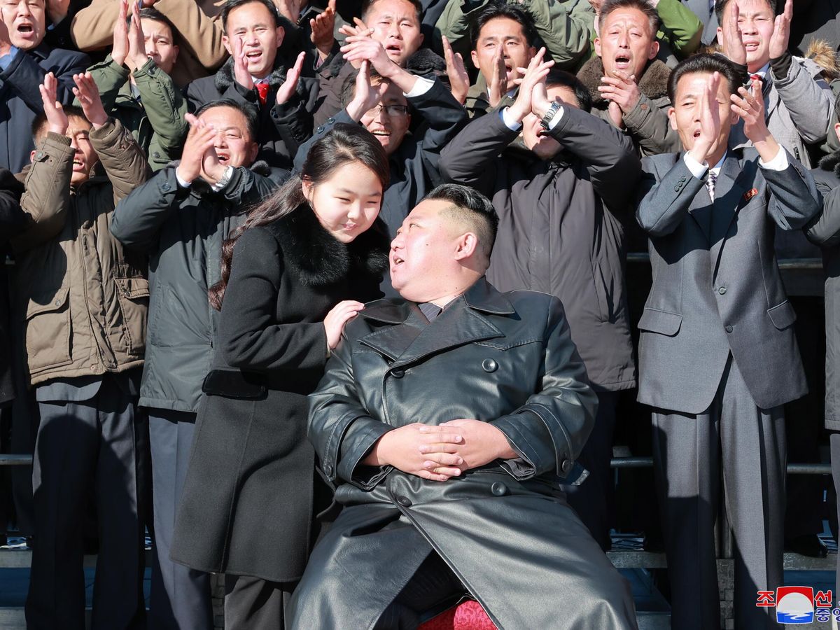 Foto: Kim Jong-un posa con la que se cree que es su hija mediana. (EFE/EPA/KCNA)