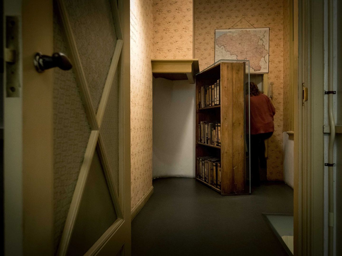 La famosa estantería que daba lugar a la casa de atrás, donde Ana Frank y su familia estuvieron dos años escondidos. (EFE)