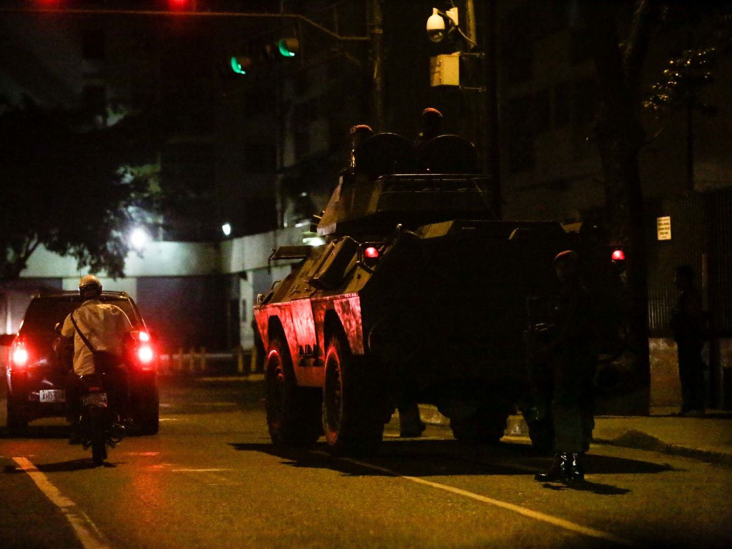 Soldados venezolanos a bordo de un vehículo blindado custodian las calles adyacentes del Palacio presidencial de Miraflores tras el ataque, en la noche del 27 de junio. (EFE)