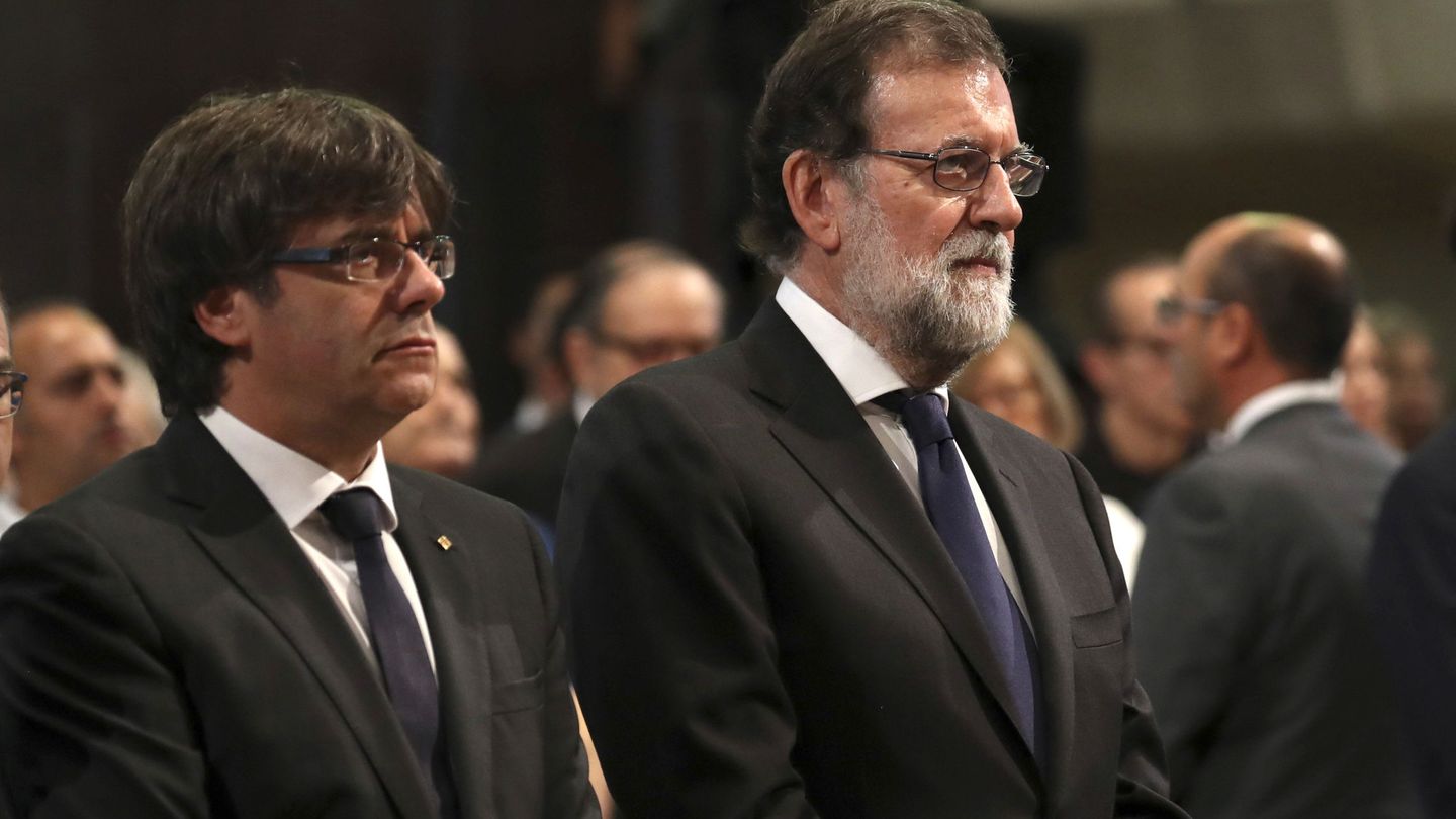 Carles Puigdemont, junto a Mariano Rajoy, en Barcelona la pasada semana. (EFE)