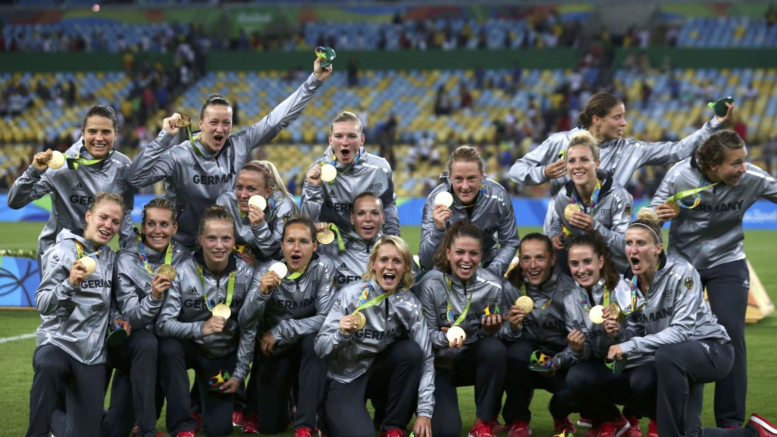 Foto: Las futbolistas alemanas, con sus medallas de oro. (Marcos Brindicci/Reuters)