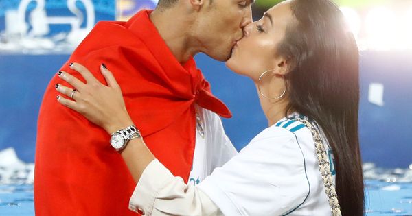 Foto: Cristiano Ronaldo se besa con su novia, Georgina Rodríguez, tras la final de la Champions en mayo. (Reuters)