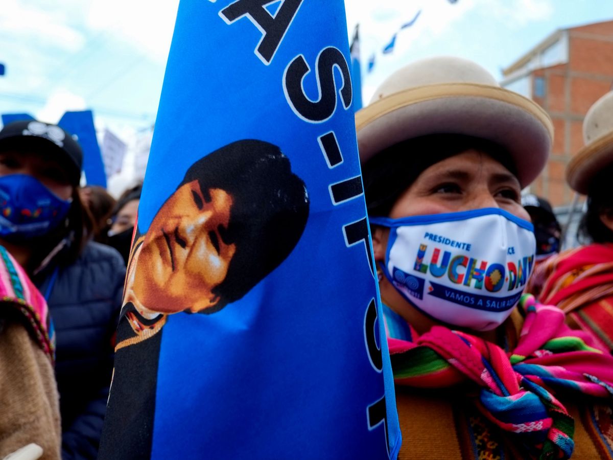 Foto: Una mujer sostiene una bandera con la cara del expresidente de Bolivia Evo Morales (EFE)