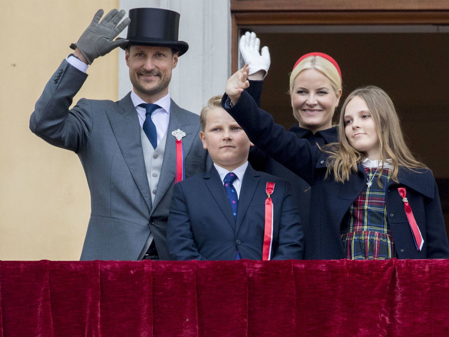 Haakon y Mette-Marit, con sus dos hijos, en la celebración del Día Nacional de Noruega, el año pasado. (Gtres)