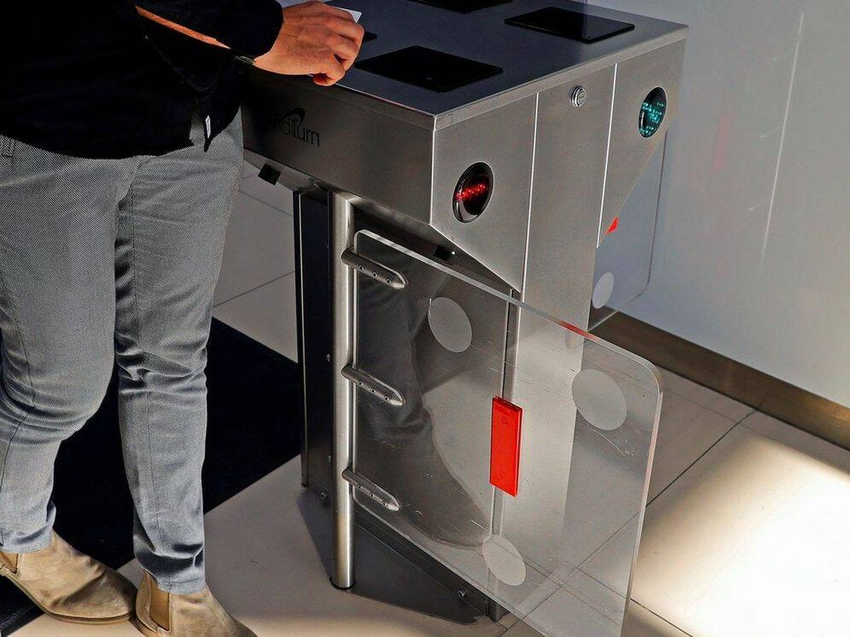 Foto: Un sistema de fichado en una empresa española. (EFE)