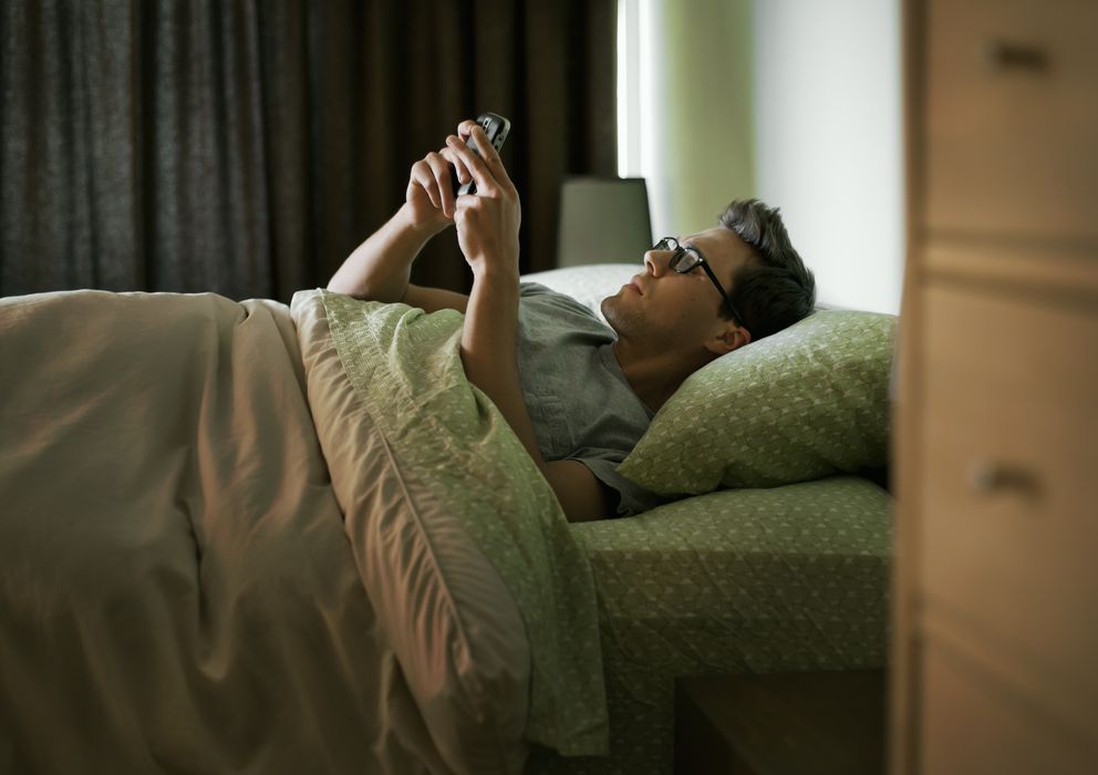 Foto: Cada vez es más frecuente que el uso de dispositivos móviles nos reste horas de sueño. (Corbis)
