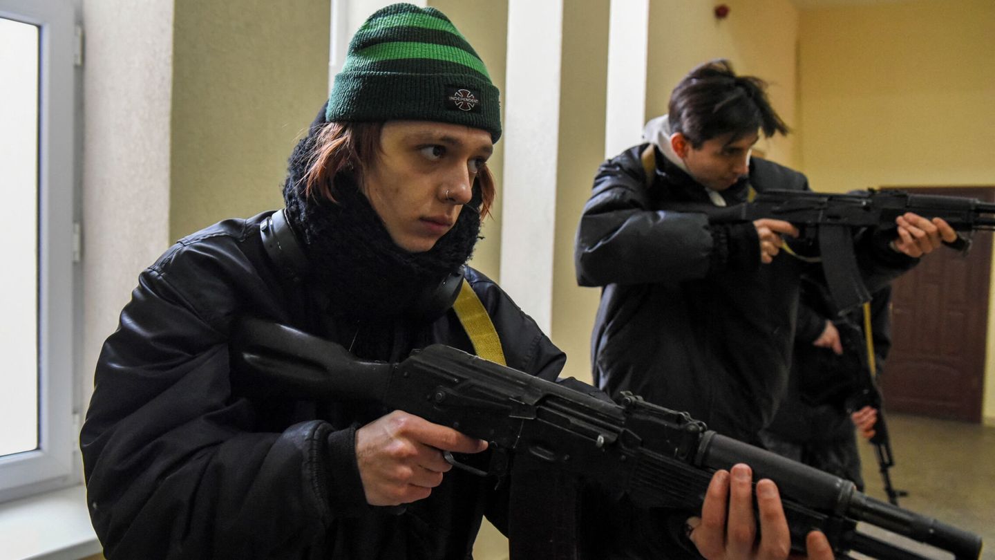 Civiles ucranianos voluntarios para combatir en el frente. (Reuters)