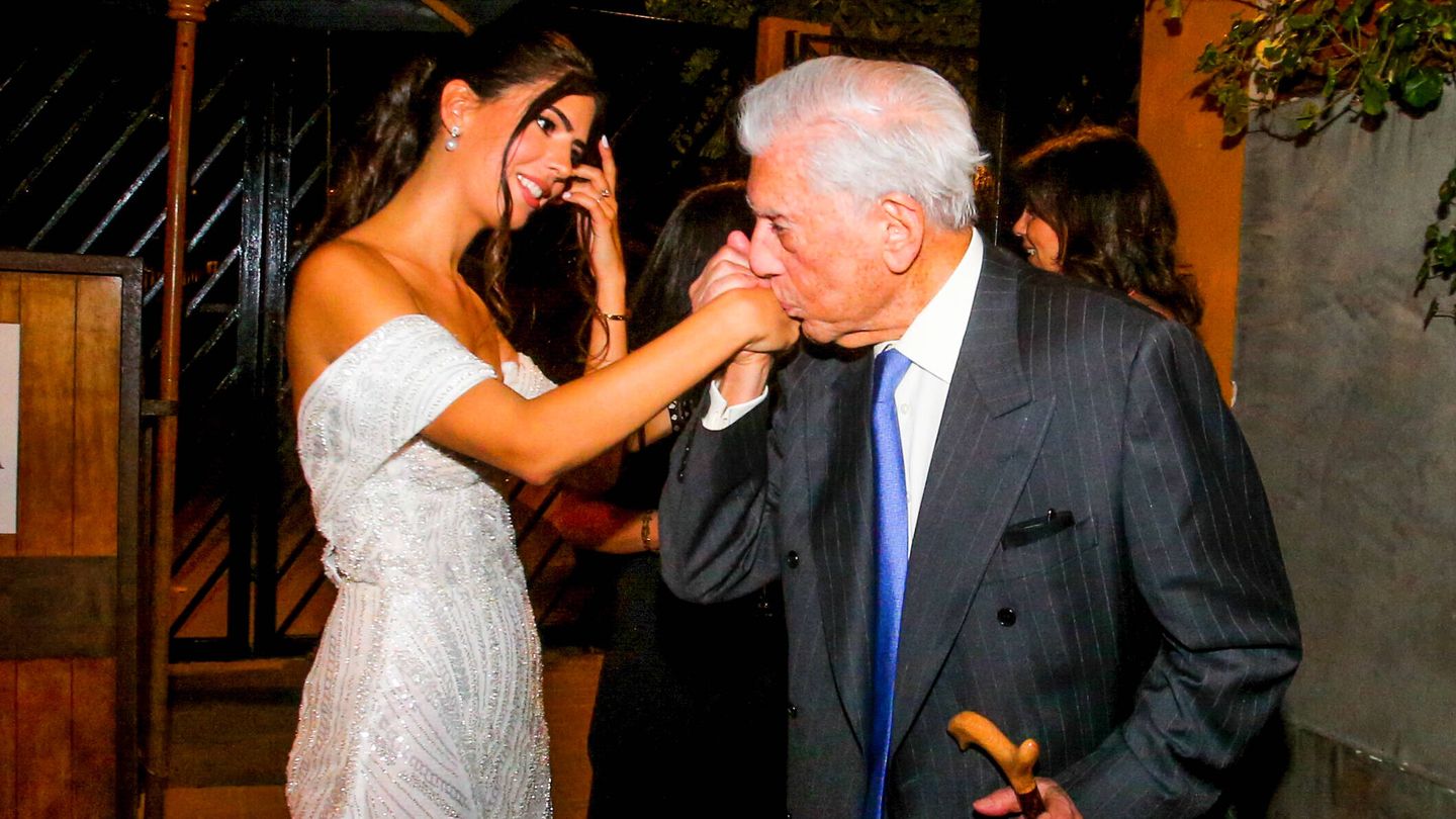 El segundo vestido de novia de Josefina, nieta de Vargas Llosa: escote  Bardot, corsé y pedrería
