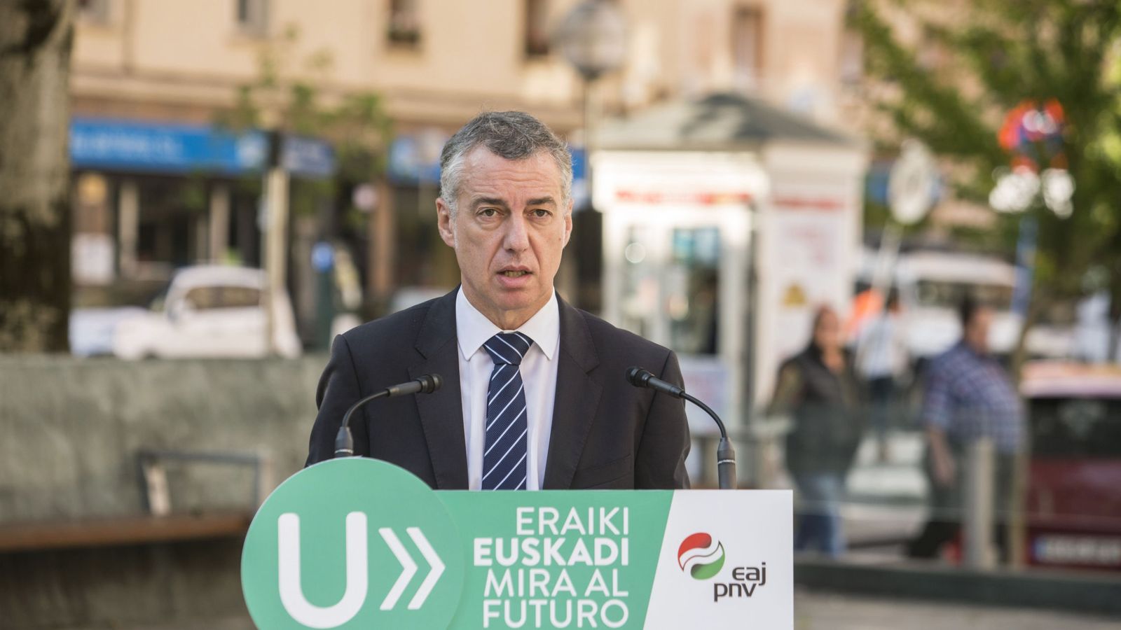 Foto: El lehendakari y candidato a la reelección por el PNV, Iñigo Urkullu, en un acto electoral en Vitoria. (EFE)