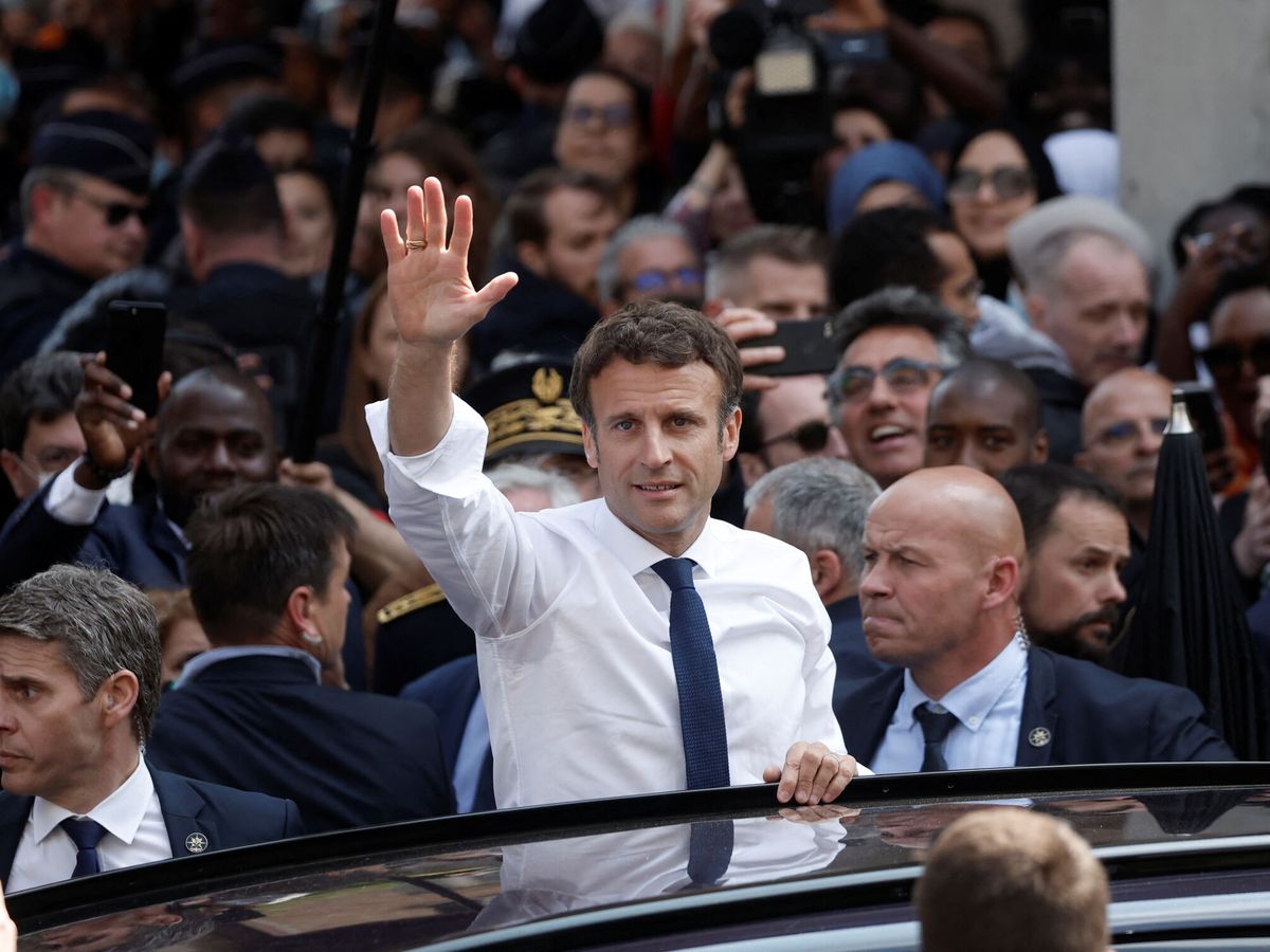 Foto: El presidente francés, Emmanuel Macron, saluda tras su visita a la plaza del mercado de Saint-Christophe en Cergy. (Reuters/Benoit Tessier)