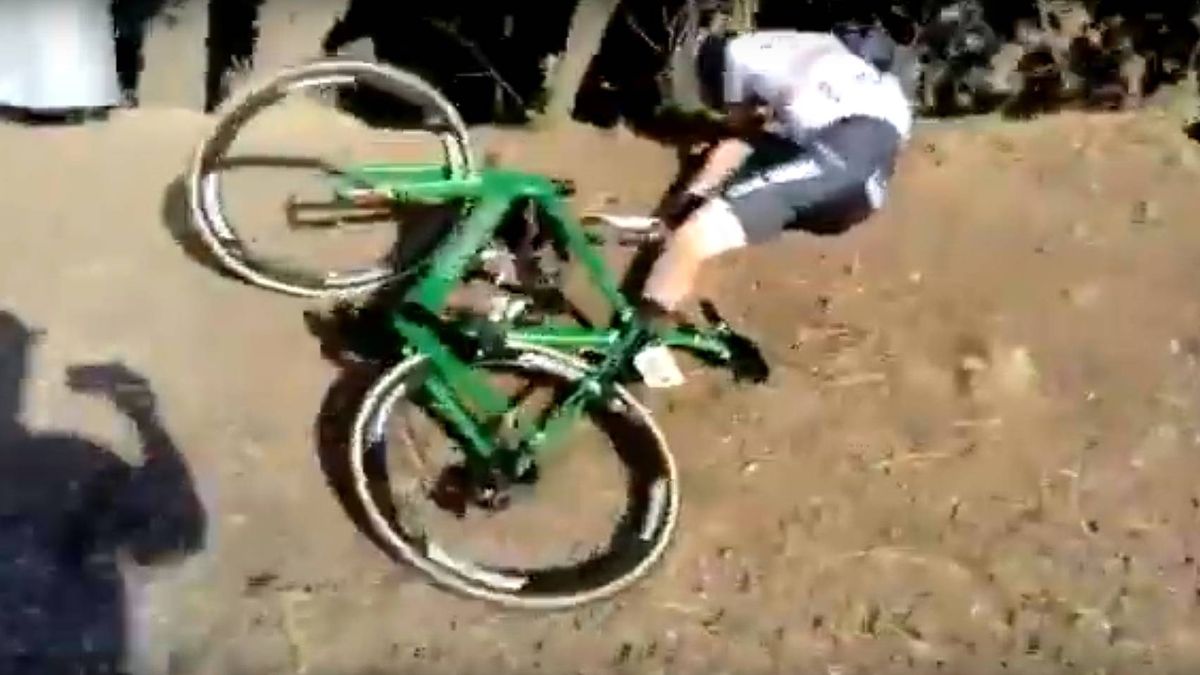 "Le robo la bicicleta": un espectador se mofa del duro accidente de Gonçalves en la Volta