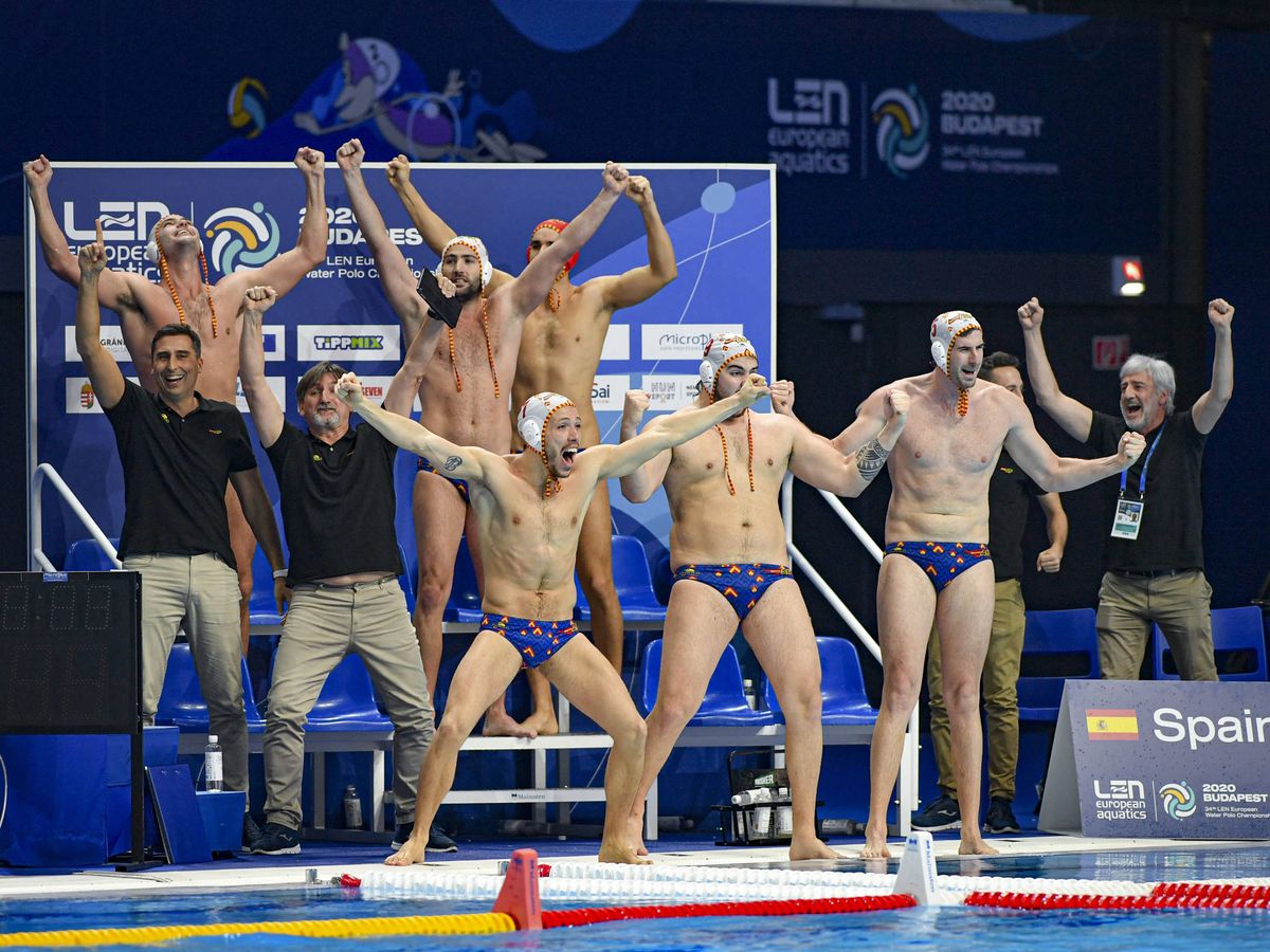 Foto: La selección masculina celebra el pase a la final del Europeo. (Pasquale Mesiano)