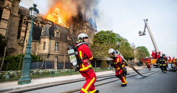 Foto: Los bomberos intentan sofocar las llamas en el exterior de Notre-Dame. (B.Moser@BSPP)