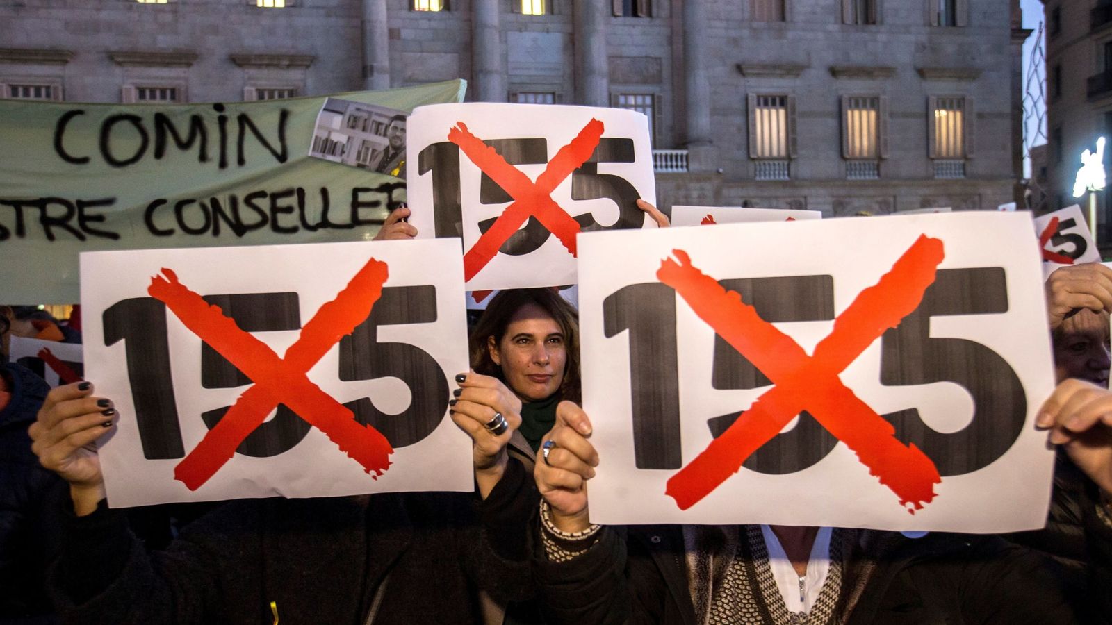 Foto: Concentración en Barcelona en protesta por la aplicación del artículo 155. (EFE)