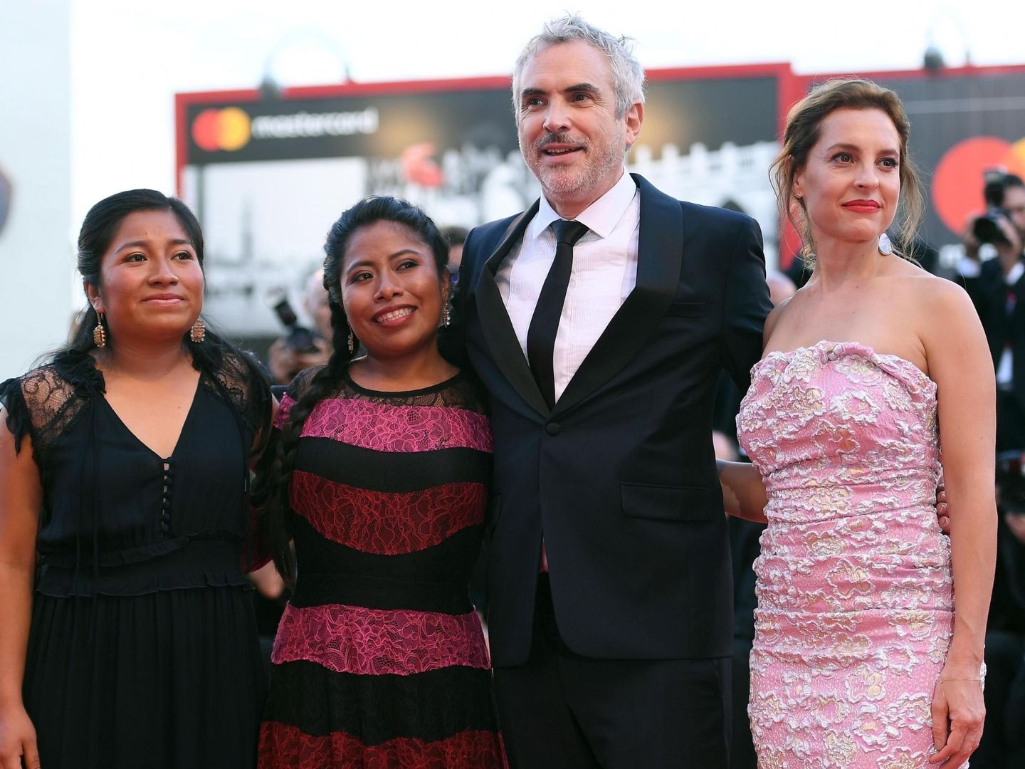Alfonso Cuarón posa junto a las actrices mexicanas Nancy García (i), Yalitza Aparicio (2i), y Marina de Tavira (d) durante el estreno de la cinta 'Roma' en el 75º Festival Internacional de Venecia. (EFE)