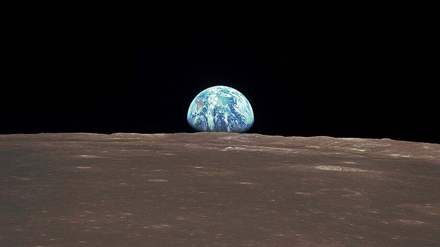 Vista desde el Apolo 11 con la Tierra elevándose sobre el horizonte de la luna. (Wikimedia)