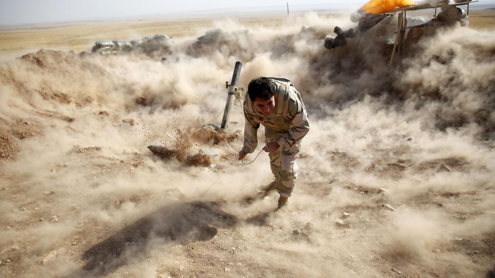 Foto: Un peshmerga kurdo lanza proyectiles de mortero contra posiciones del ISIS cerca de Mosul, Irak (Reuters). 