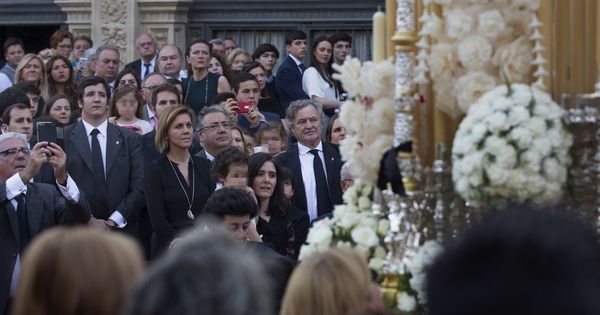 Foto: Dolores de Cospedal y Juan Ignacio Zoido contemplan desde uno de los palcos del Ayuntamiento de Sevilla el paso de varios cortejos procesionales de Sábado Santo. (EFE)