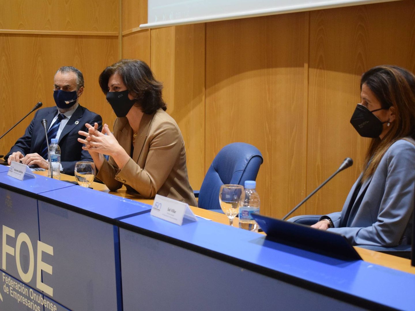 Carlos Ortiz, Macarena Gutiérrez y Sol Villar, en la rueda de prensa en Huelva