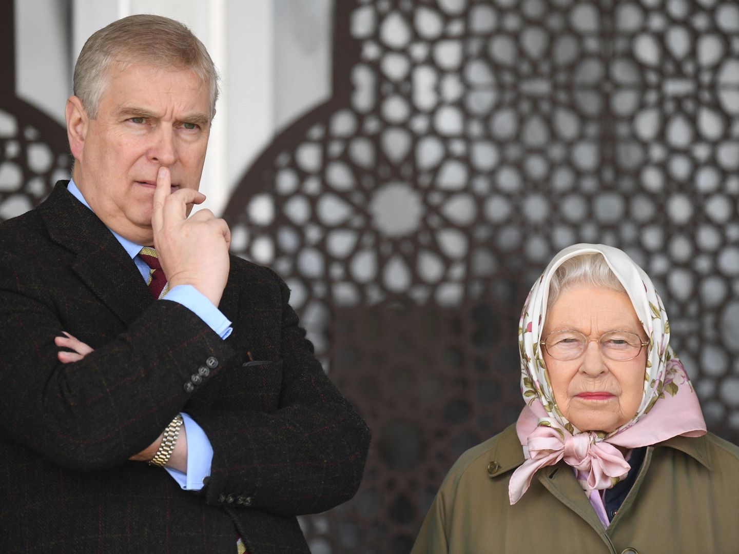 El príncipe Andrés y la reina Isabel, en una imagen de archivo. (Reuters)