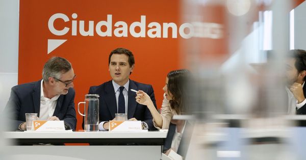 Foto: El secretario general de Ciudadanos, José Manuel Villegas (i), conversa con la portavoz, Inés Arrimadas, ante la mirada de Albert Rivera. (EFE)