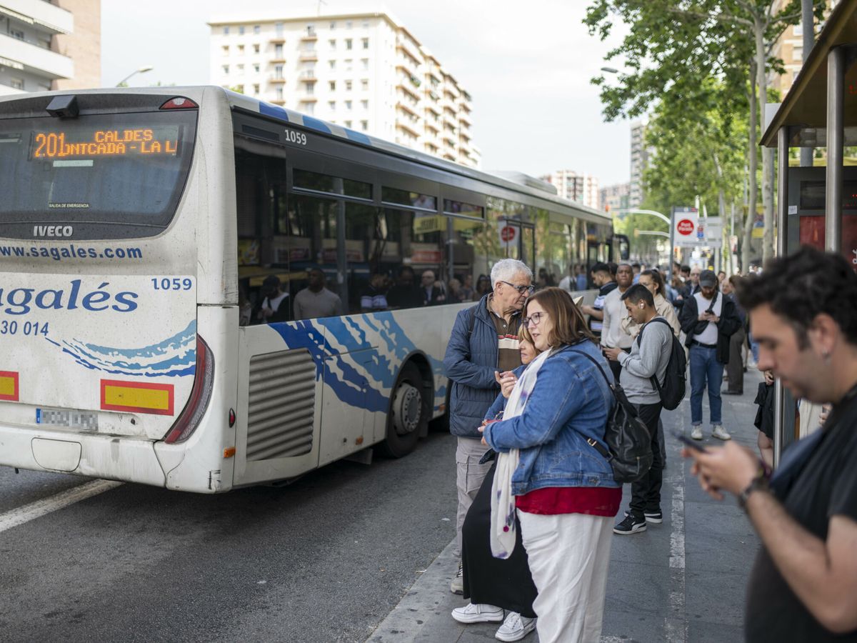 Foto: Varias personas esperan los buses alternativos. (Europa Press/Lorena Sopêna)