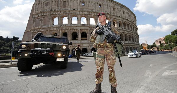 Foto: Soldados italianos patrullan frente al Coliseo de Roma, Italia, en abril de 2017. (Reuters)