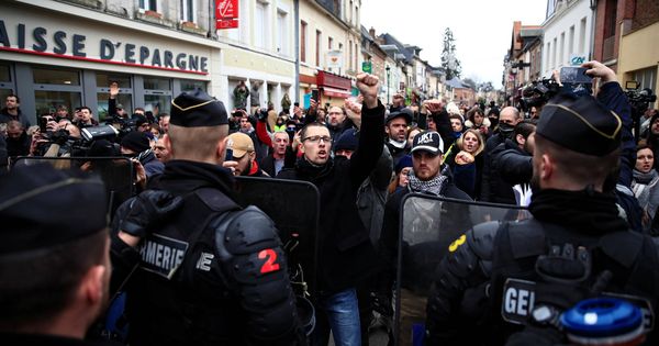 Foto: Agentes franceses ante manifestantes durante la visita de Macron a Grand Bourgtheroulde. (Reuters)