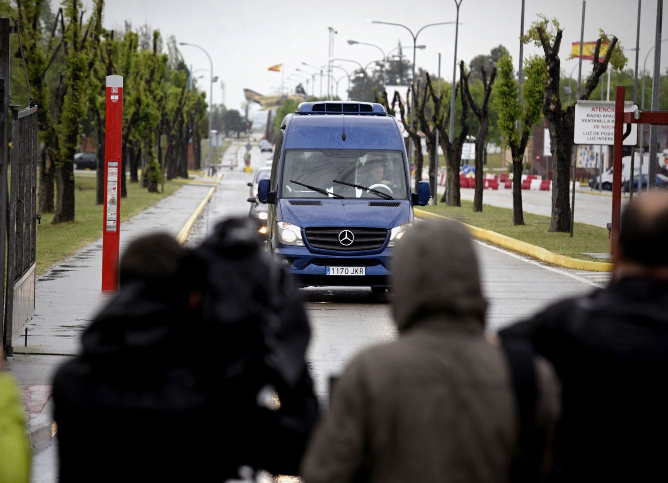 Salida de varias furgonetas de la Base Aérea de Torrejón con los liberados y familiares. (EFE)