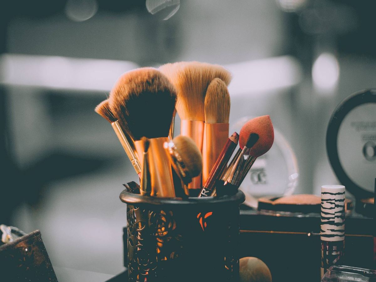 Cómo y cada cuánto debes limpiar tus brochas de maquillaje (y sí