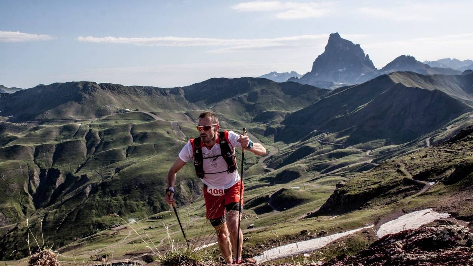 Foto: Iker Karrera en la pasada edición con el pico de Midi d'Ossau al fondo de la imagen. (Foto: Pirineos Fit)