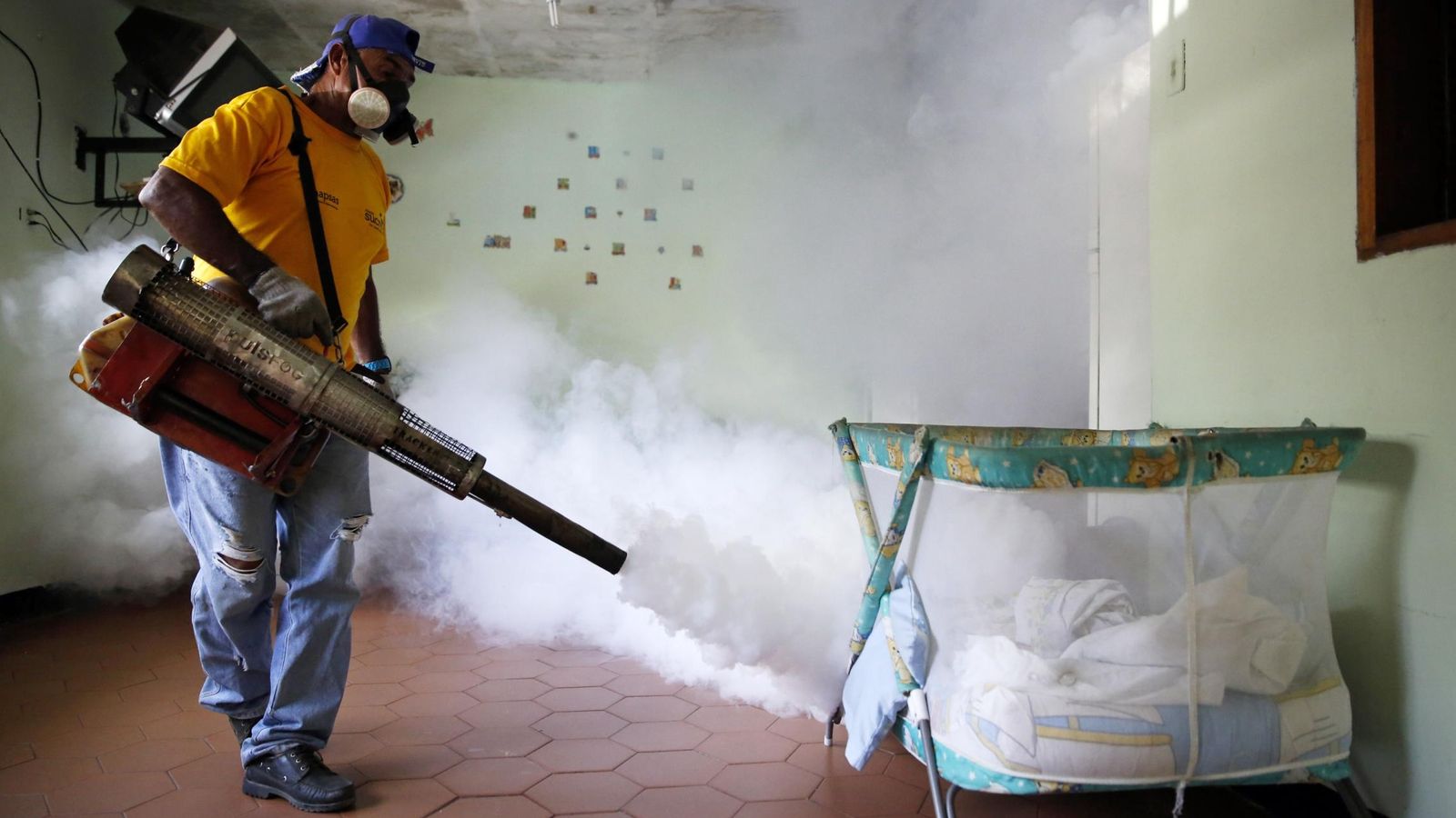 Foto: Un hombre fumiga para controlar el chikunguña y el dengue en el distrito de Petare, Caracas. (Reuters)