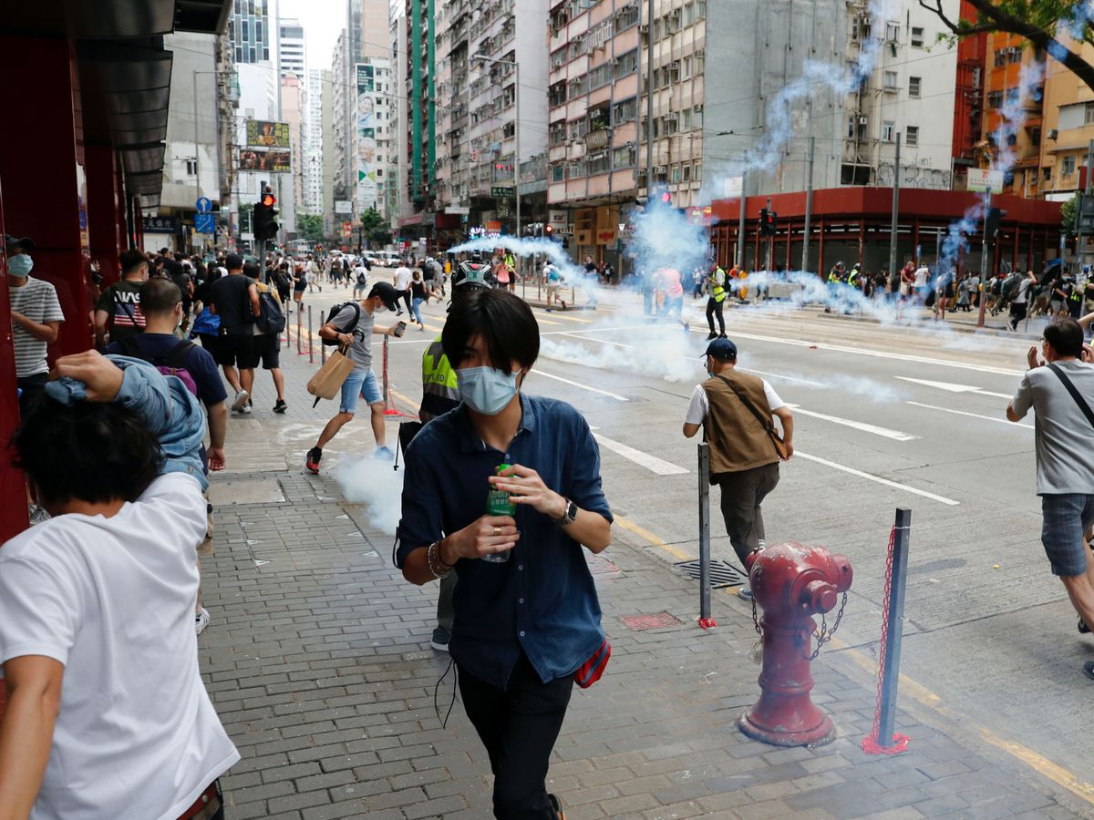 Foto: Lanzamiento de gases lacrimógenos a los manifestantes de las protestas de hoy en Hong Kong. (Reuters)