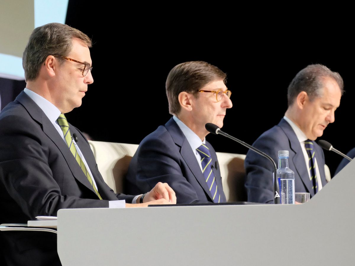 Foto: José Sevilla (i), CEO de Bankia; José Ignacio Goirigolzarri (c), presidente, y Miguel Crespo (d), secretario general. (EFE)