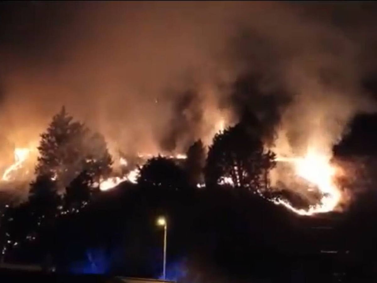 Foto: Incendio en el cerro del Castillo de Burgos. (EP)